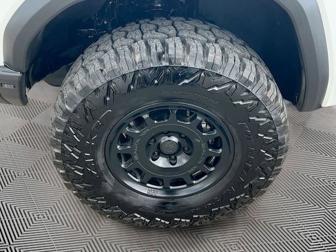 Used 2023 GMC Canyon AT4 image 31