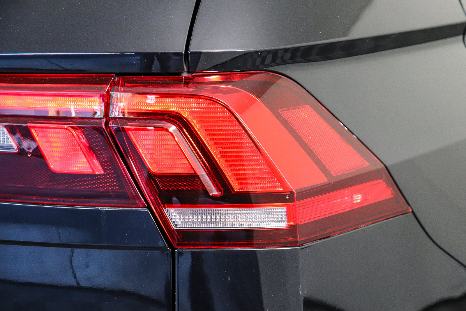 Used 2021 Volkswagen Tiguan SE w/ Panoramic Sunroof Package FWD image 9