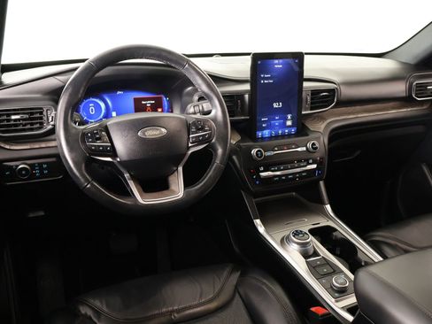 Used 2020 Ford Explorer Platinum w/ Premium Technology Package AWD/4WD image 2