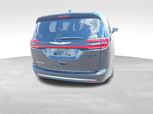 Used 2025 Chrysler Pacifica Select FWD image 4