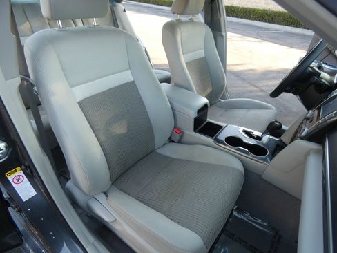 Used 2013 Toyota Camry LE image 28