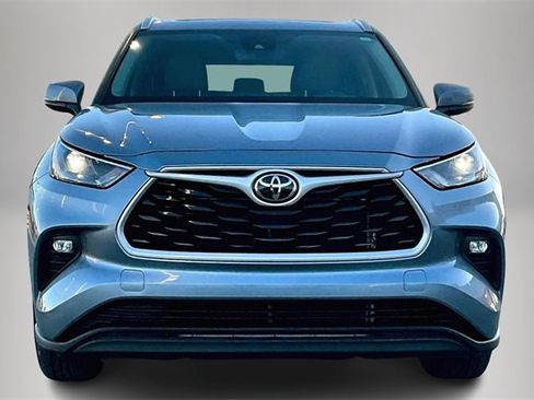 Used 2023 Toyota Highlander XLE image 3