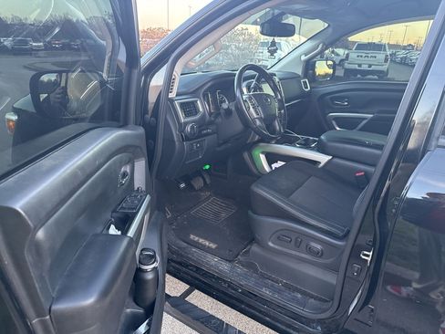 Used 2018 Nissan Titan SV w/ SV Convenience Package image 8
