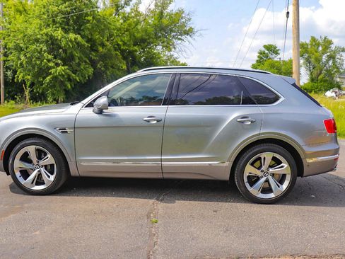 Used 2017 Bentley Bentayga image 9