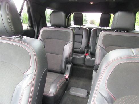 Used 2018 Ford Explorer XLT w/ XLT Appearance Package AWD/4WD image 17