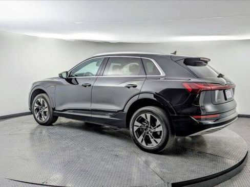 Used 2023 Audi e-tron Premium image 5