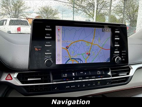 Used 2024 Toyota Sienna XLE w/ XLE Plus Package image 5