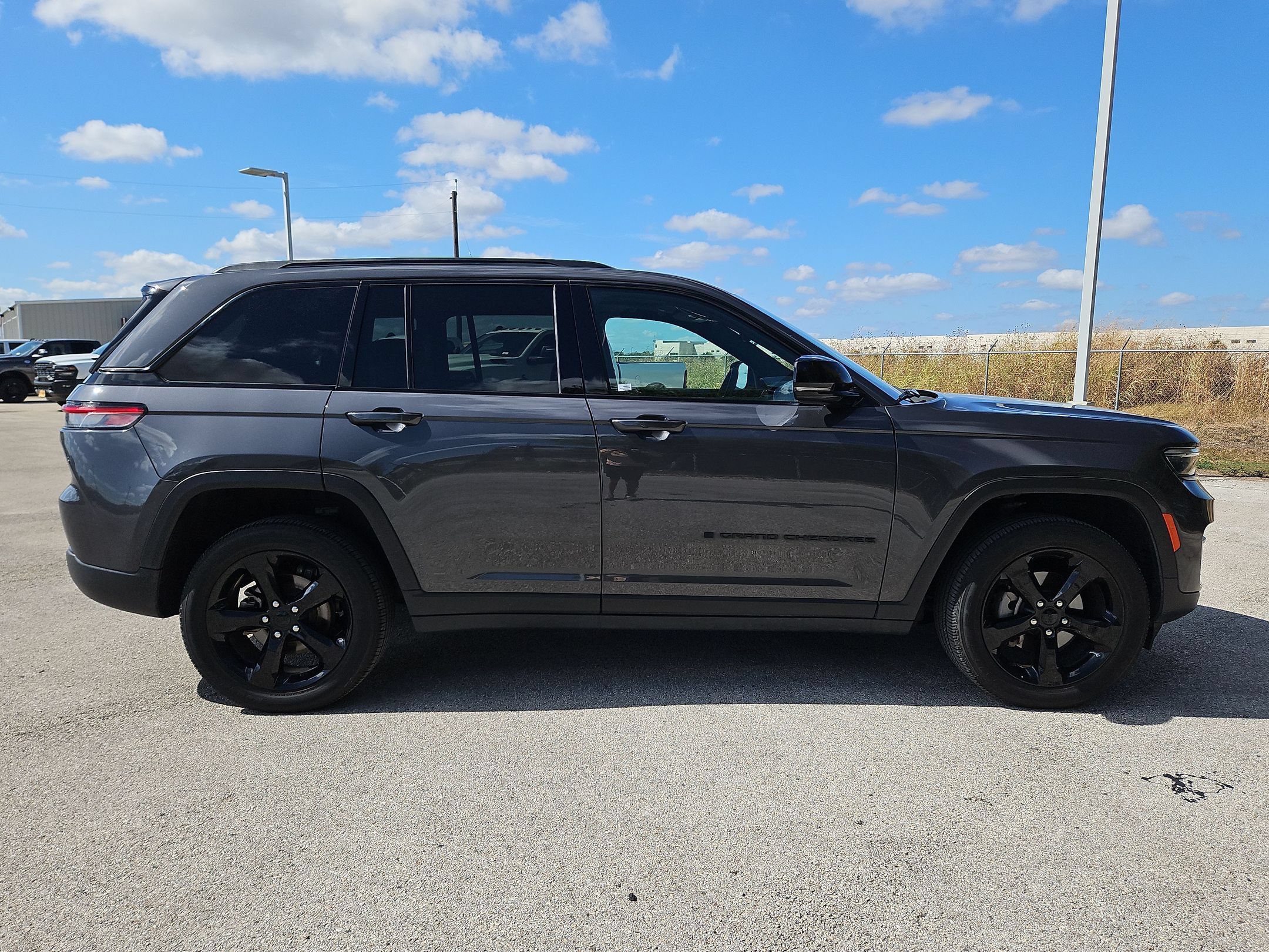 Used 2025 Jeep Grand Cherokee Altitude RWD image 2