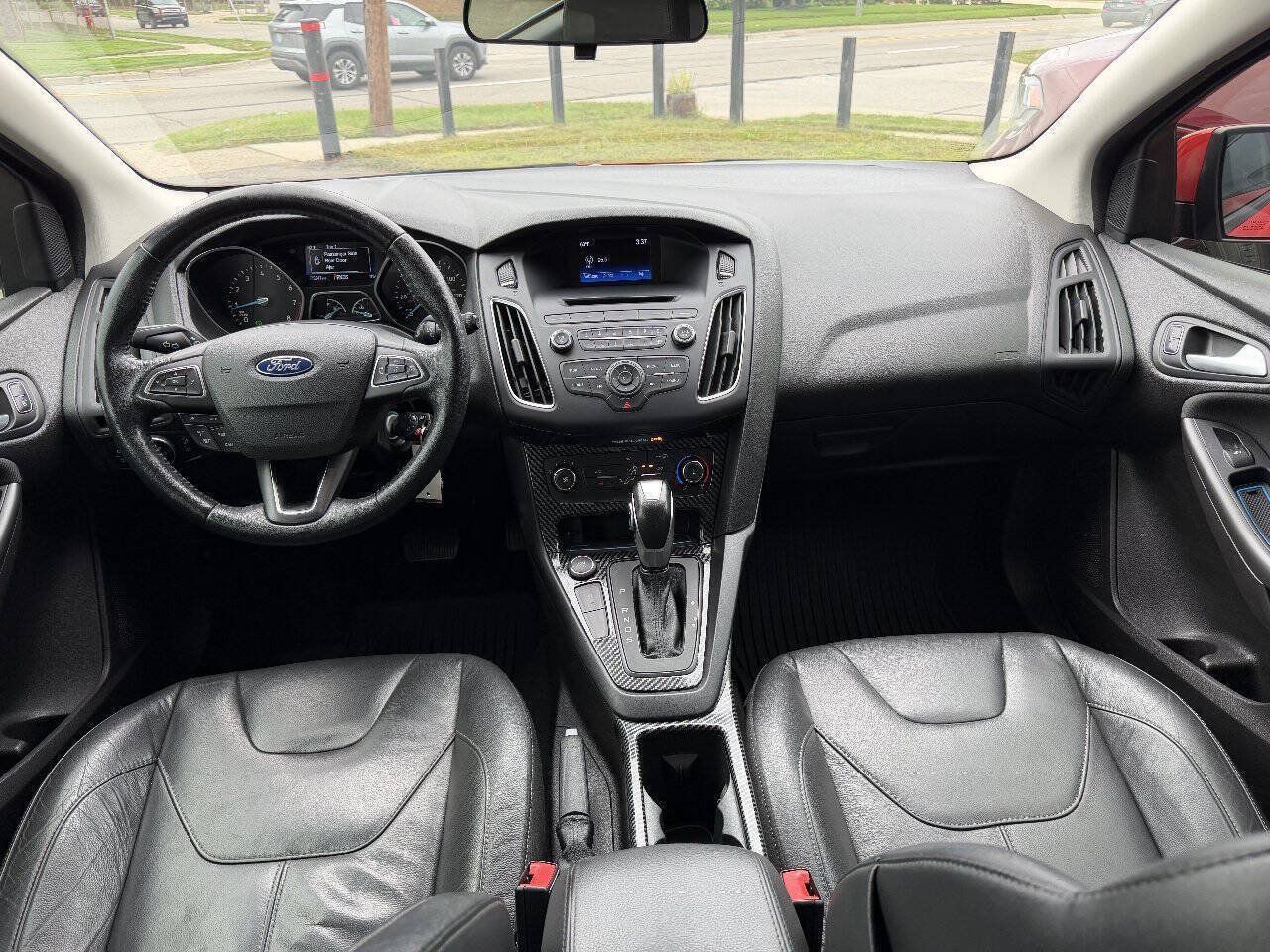 Used 2016 Ford Focus SE w/ Equipment Group 201A FWD image 11