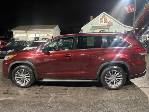 Used 2017 Toyota Highlander SE image 4