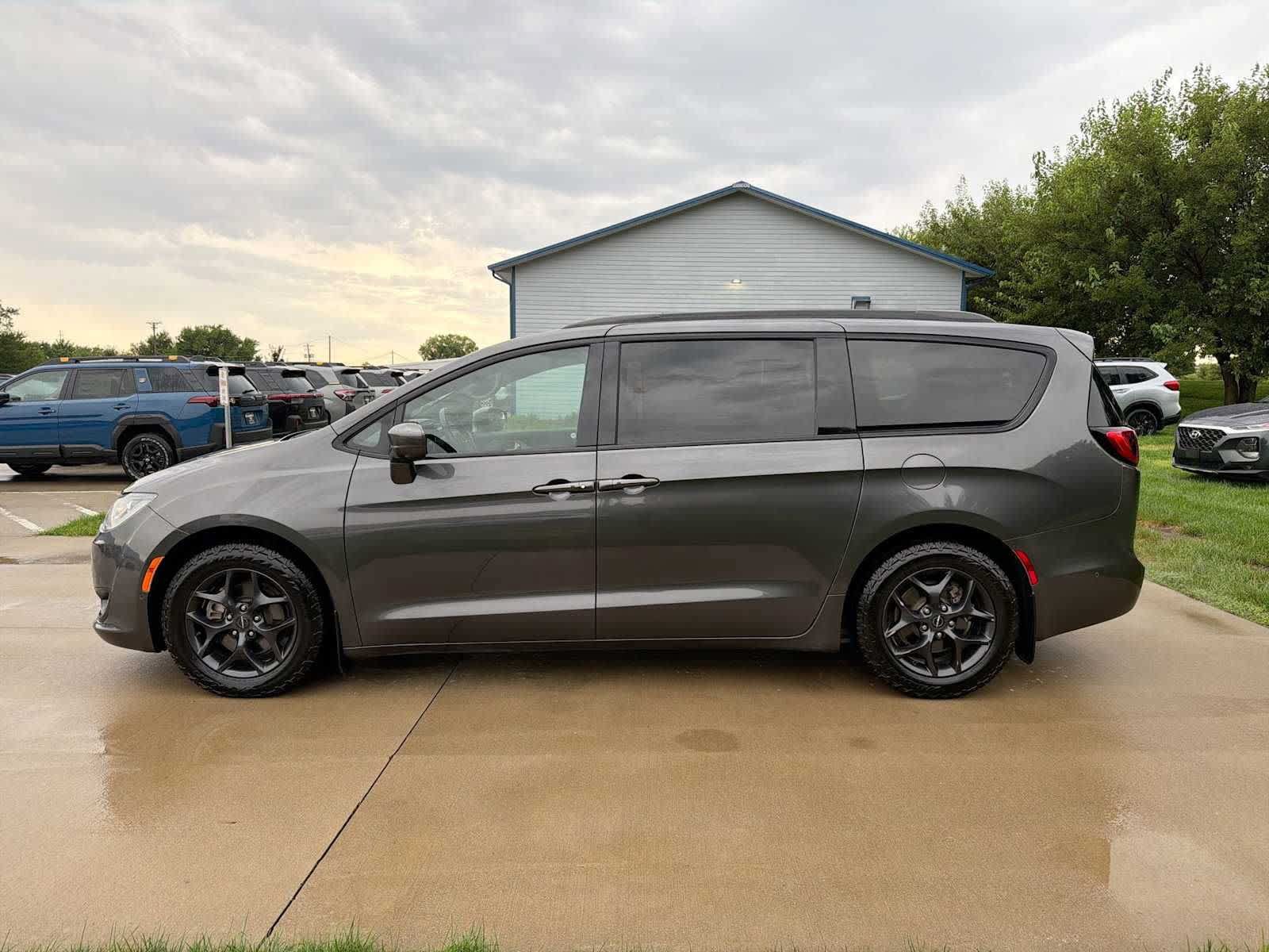 Used 2018 Chrysler Pacifica Touring-L Plus FWD image 3