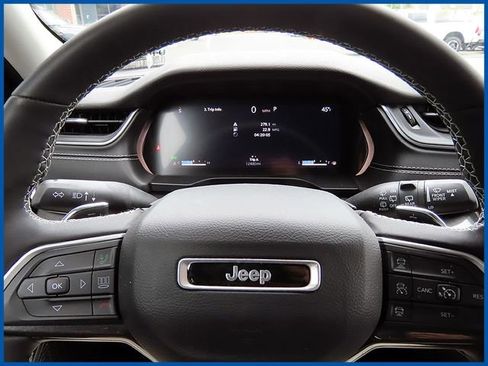 Used 2023 Jeep Grand Cherokee Laredo w/ Luxury Tech Group I AWD/4WD image 13