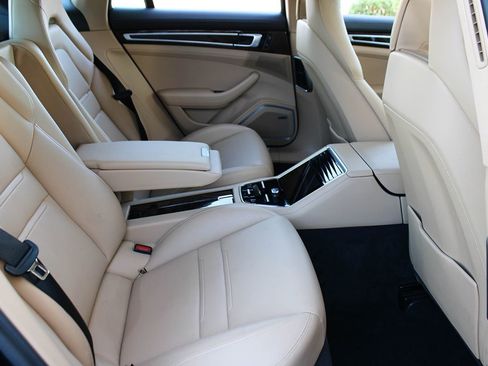 Used 2021 Porsche Panamera w/ Premium Package image 24