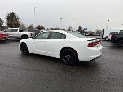Used 2018 Dodge Charger SXT w/ Blacktop Package image 3