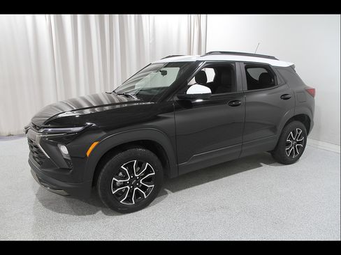 Used 2025 Chevrolet TrailBlazer ACTIV w/ Driver Confidence Package AWD/4WD image 3
