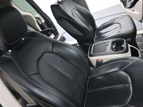 Used 2022 Chrysler Pacifica Touring-L FWD image 11