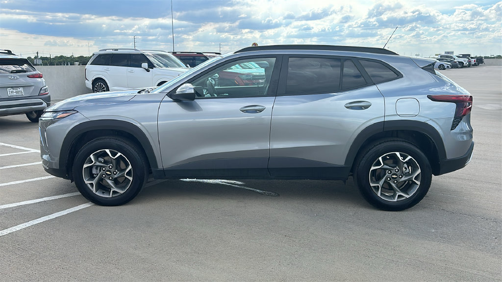 Used 2025 Chevrolet Trax LT FWD image 9