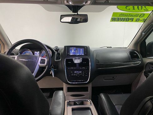 Used 2015 Chrysler Town & Country Touring-L image 23