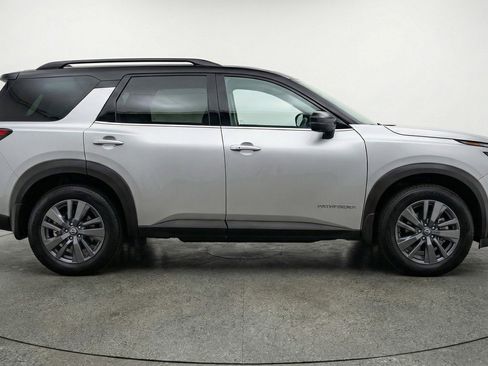 Used 2025 Nissan Pathfinder SV image 11