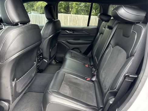 Used 2023 Jeep Grand Cherokee Altitude AWD/4WD image 10