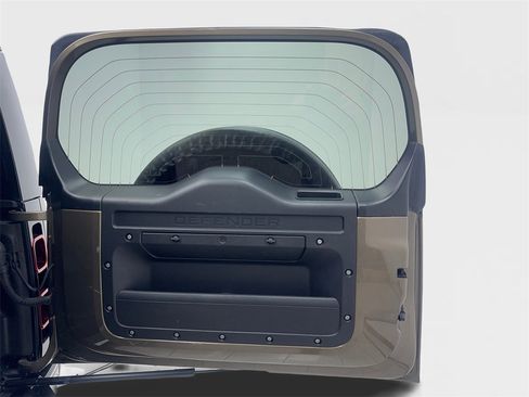 Used 2023 Land Rover Defender 130 X-Dynamic SE image 81