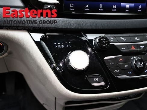 Used 2023 Chrysler Pacifica Touring-L FWD image 13