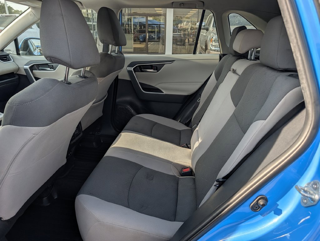 Used 2021 Toyota RAV4 XLE w/ Convenience Package FWD image 28