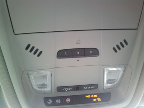 Used 2023 GMC Acadia SLT w/ Preferred Package image 23