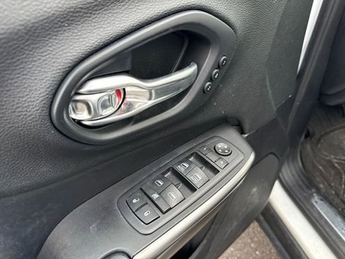 Used 2019 Jeep Cherokee Limited image 25