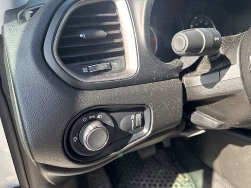 Used 2023 Jeep Renegade Latitude image 8