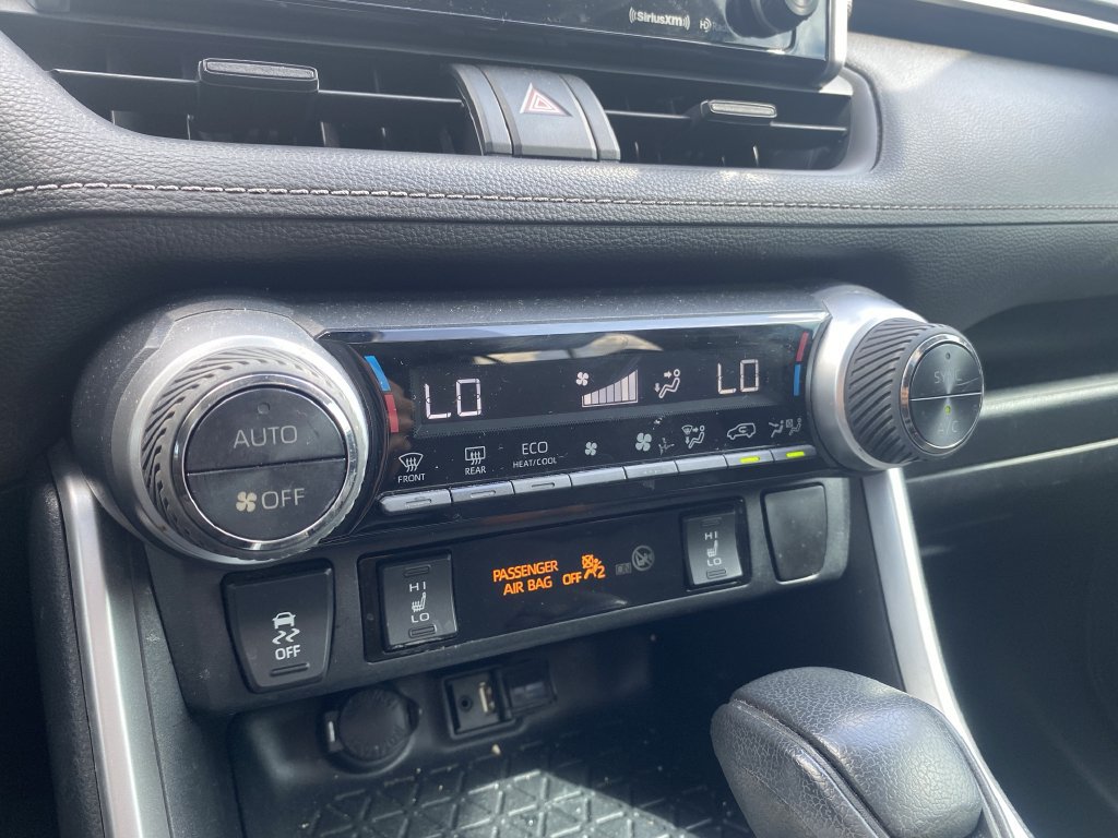 Used 2019 Toyota RAV4 XLE w/ Convenience Package FWD image 9