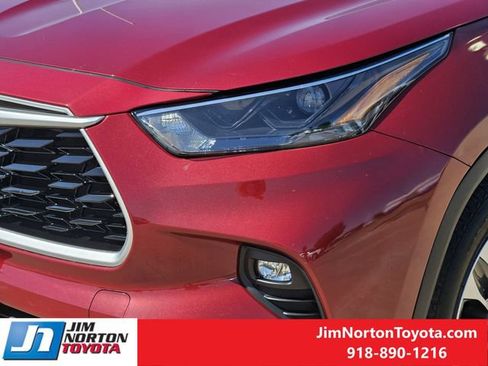 Used 2023 Toyota Highlander XLE FWD image 9