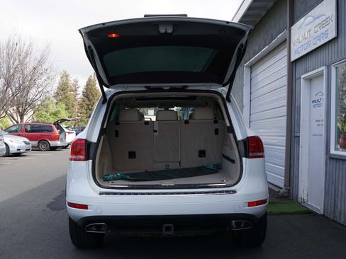 Used 2014 Volkswagen Touareg TDI image 15