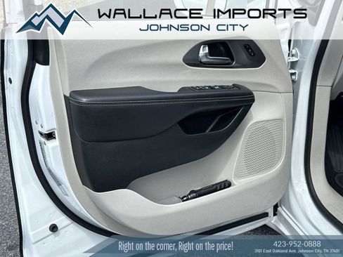 Used 2022 Chrysler Pacifica Touring-L FWD image 12