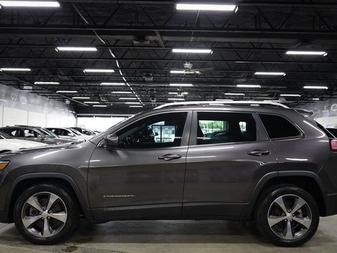 Used 2019 Jeep Cherokee Limited w/ Technology Group FWD image 2