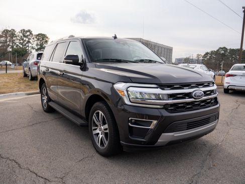 Used 2024 Ford Expedition Limited image 3