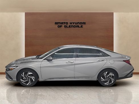 Certified 2025 Hyundai Elantra SEL image 3