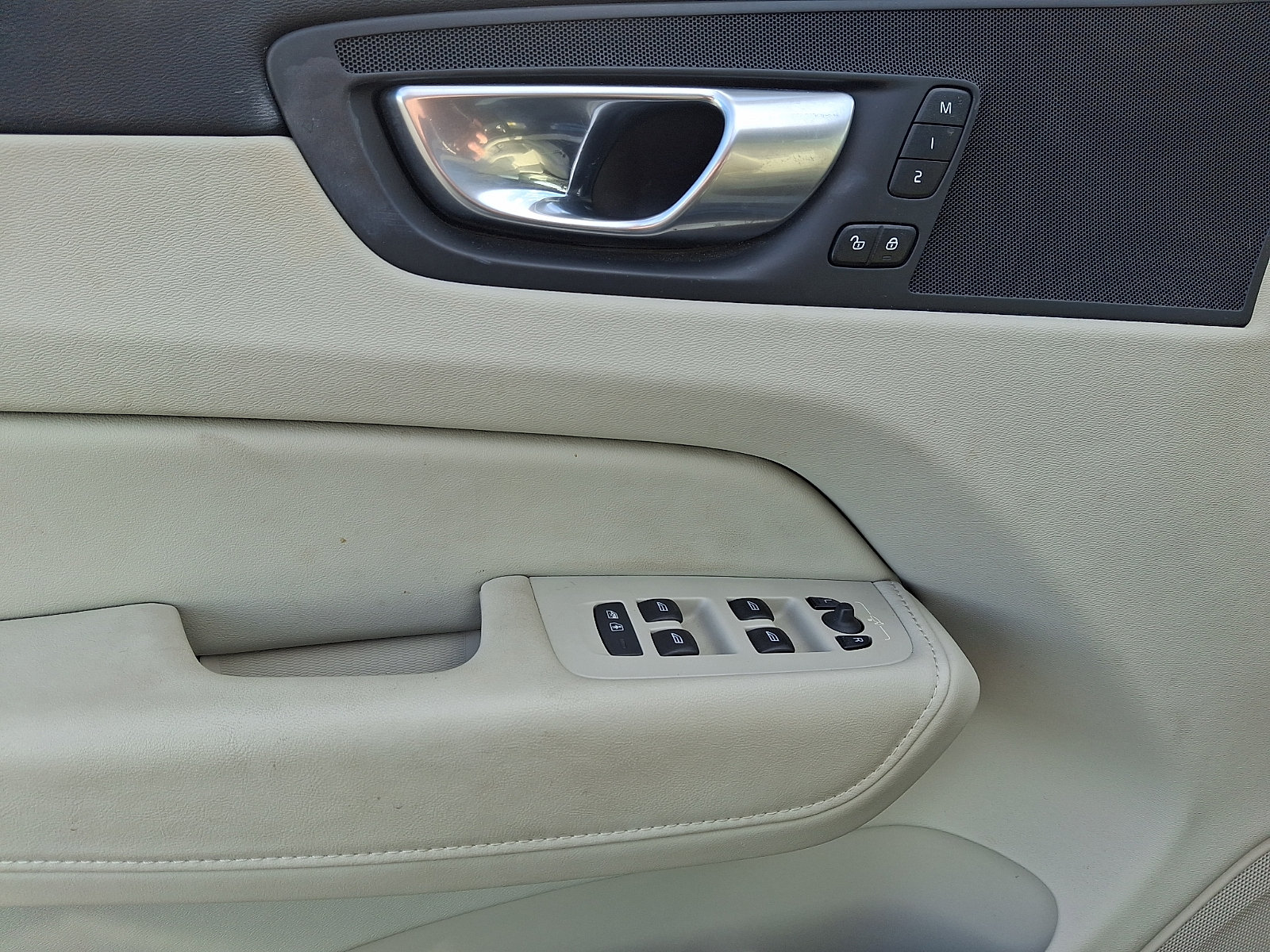 Certified 2024 Volvo XC60 B5 Plus w/ Climate Package AWD/4WD image 12