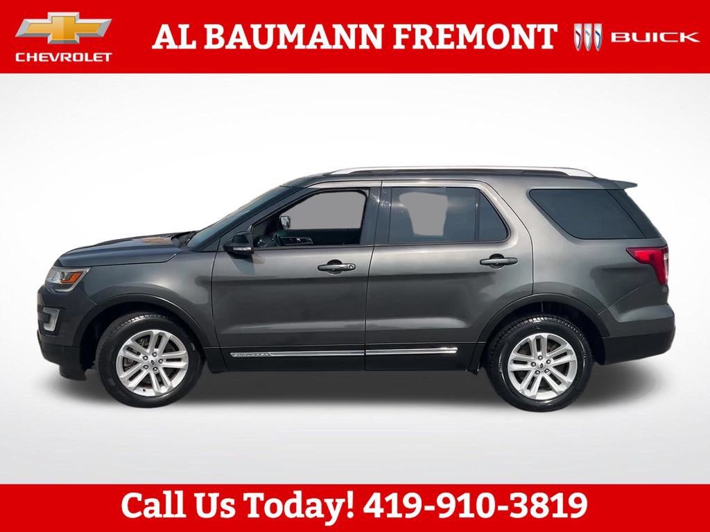 Used 2017 Ford Explorer XLT w/ Equipment Group 202A FWD image 3