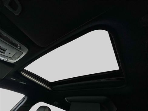 Used 2025 Toyota Sienna Platinum image 38