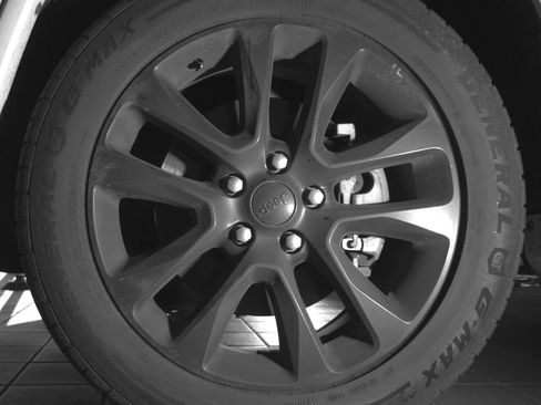 Used 2021 Jeep Grand Cherokee Laredo X RWD image 9
