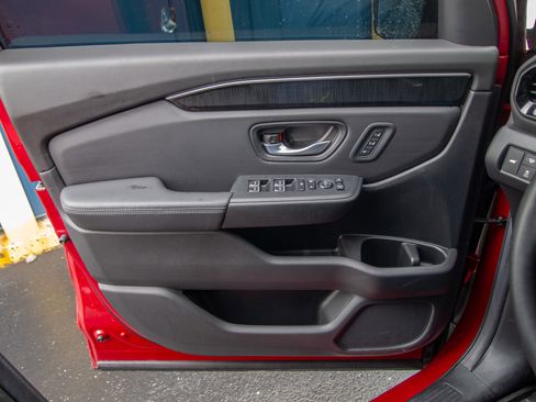 Used 2025 Honda Pilot Elite image 11