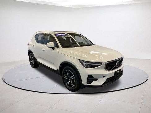 Certified 2025 Volvo XC40 B5 Core image 1