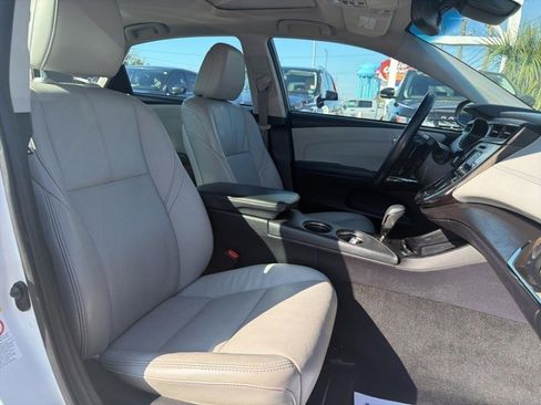 Used 2017 Toyota Avalon Limited image 22