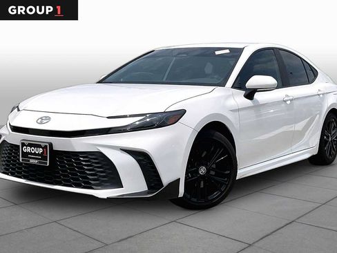 Used 2025 Toyota Camry SE FWD image 1