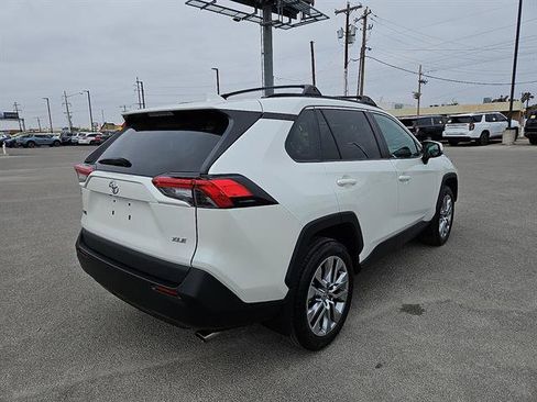 Used 2022 Toyota RAV4 XLE Premium image 5