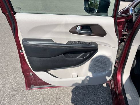 Used 2018 Chrysler Pacifica L FWD image 12