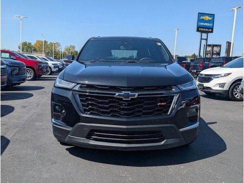 Used 2023 Chevrolet Traverse RS image 2