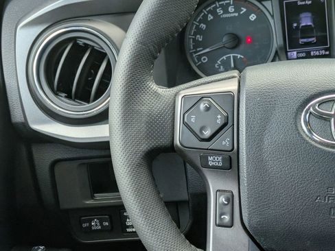 Used 2018 Toyota Tacoma TRD Sport AWD/4WD image 13