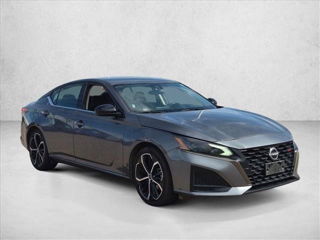 Used 2024 Nissan Altima 2.5 SR FWD image 3